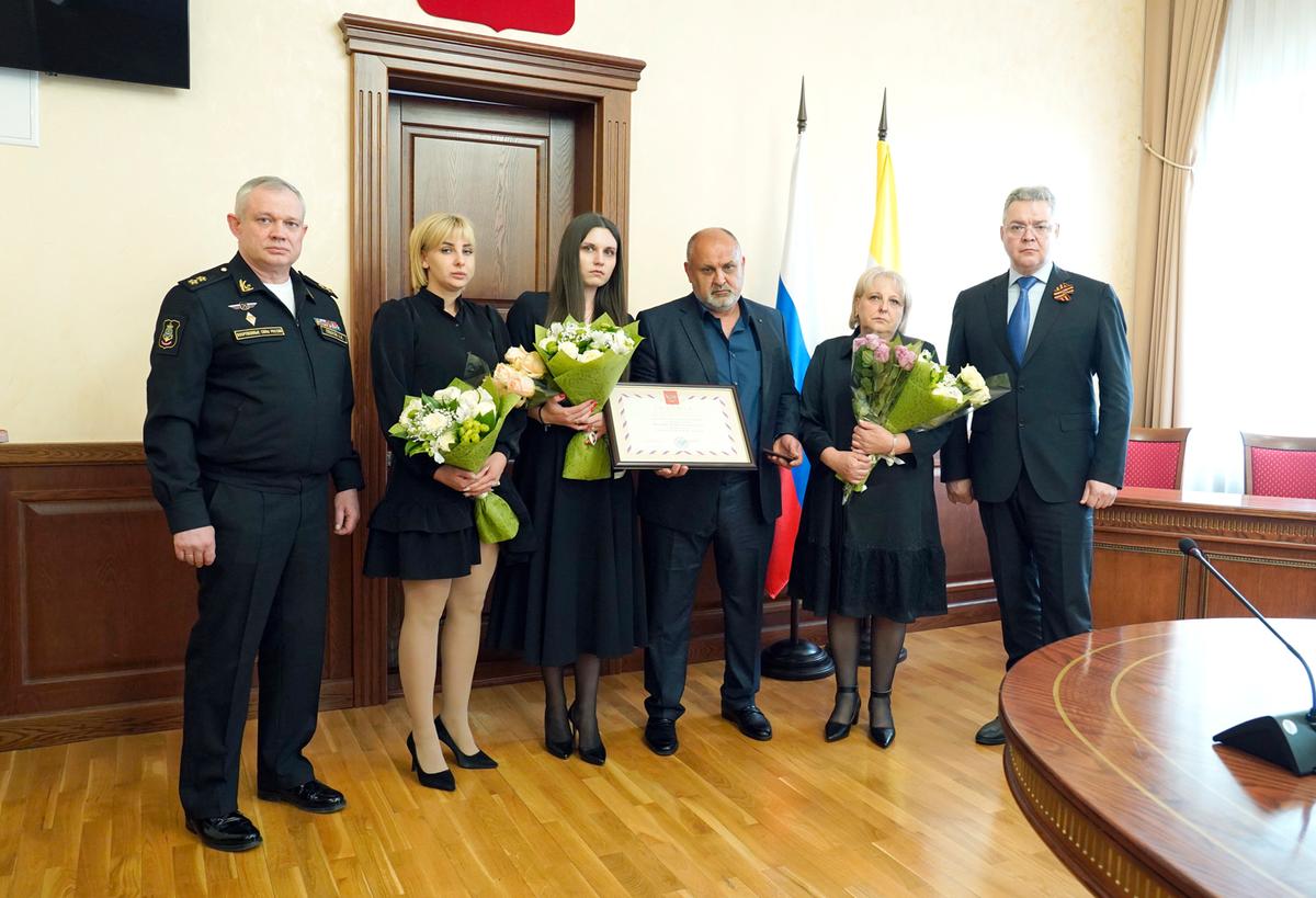 Губернатор Ставрополья наградил семью Героя России