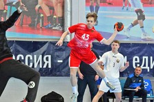 Никита Кириленко совершает бросок в товарищеском матче  в составе юношеской сборной России