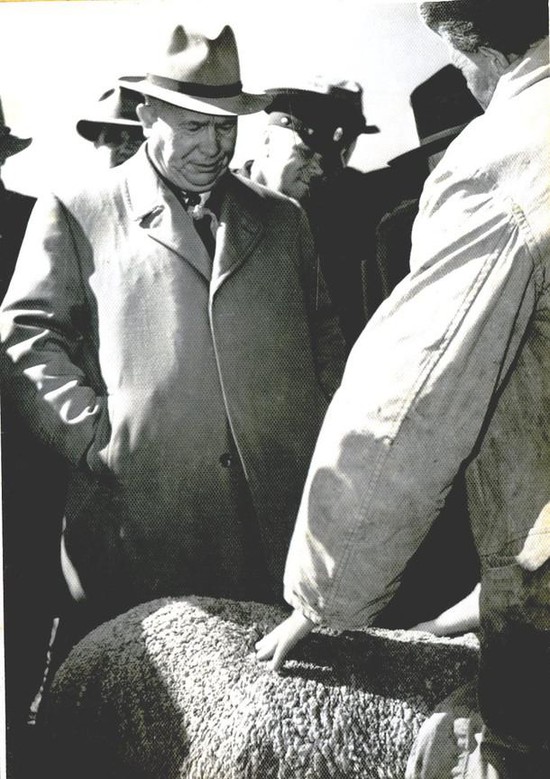 Первый секретарь ЦК КПСС Никита Хрущев во время визита в Ставропольский край 
