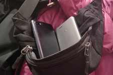 У мужчины из сумки женщина похитила два сотовых телефона