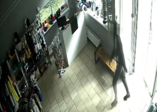 Вор в магазине на видео камеры наблюдения. Скриншот ГУ МВД России по Ставропольскому краю