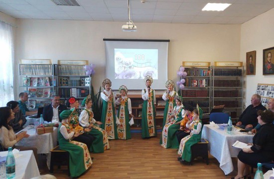 Сотрудники ДК пришли поздравить библиотекарей. Администрация Петровского округа