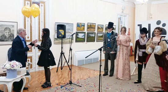 Юбиляра поздравляют студенты  Ставропольского краевого художественного училища