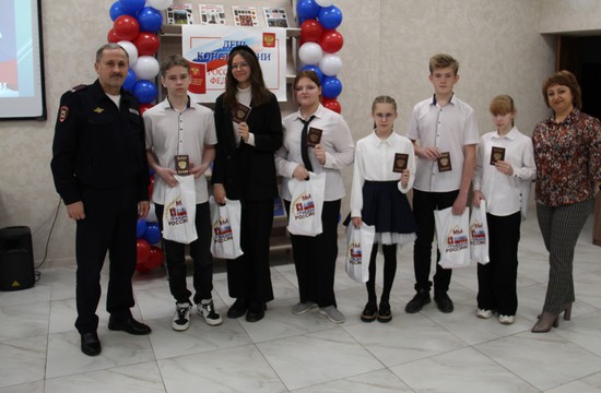 Шесть 14-летних ребят в с. Красногвардейском получили первый самый важный в жизни документ. Единая Россия Ставрополье