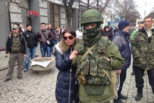 Крымчане фотографируются с российские военнослужащими