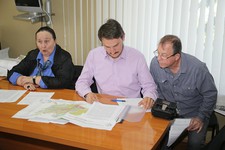 Члены президиума краевой организации ВООПИиК настроены бороться за городище (на снимке: Л. Ходункова, В. Аксенов и Е. Топоровский).
