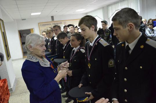 Награды победителям вручает Антонина Рябцева, кадетская школа, Зарница