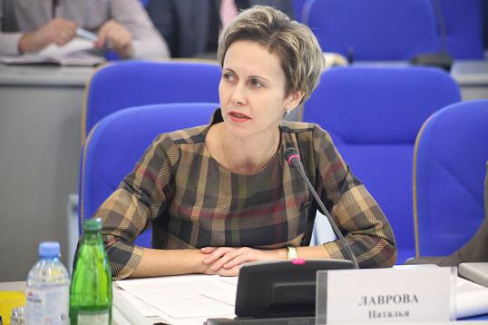 На вопросы депутатов отвечает первый замминистра образования и молодежной политики СК Наталья Лаврова.