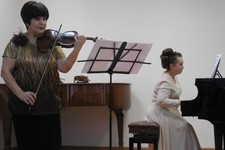 Выступают именинницы: Татьяна Даниелян (скрипка) и Татьяна Мельникова (фортепиано).