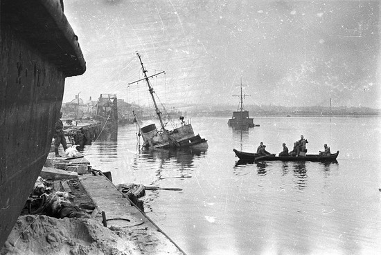 В освобожденном Пиллау (современный Балтийск Калининградской области). Советские военнослужащие переправляются через пролив Зее Тиф. Апрель 1945 года. 