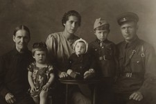 Тарасов Григорий Андреевич со своей семьей – женой, тремя детьми и матерью. Снимок сделан незадолго до того как Григорий Андреевич отправился на фронт.