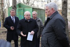 Андрей Джатдоев встретился с жителями улицы Васякина, которые обратились с жалобой на  незаконную установку гаражей