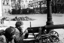 Советские пулеметчики ведут уличный бой в центральной части города Вены. Апрель 1945 года.  Автор Леонид Леонидов.