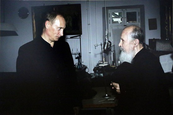 В 2005 году на Афоне в качестве паломника побывал Владимир Путин. Монах Рафаил рассказывает о работе швейной мастерской