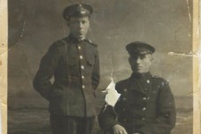 На фотографии два брата - Кузьминовы Михаил Иванович и Николай Иванович. Оба были моряками во время Великой Отечественной войны. Оба были ранены на фронте и погибли от полученных ран после войны.