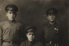 Криулин Иван Андреевич (в центре)с боевыми товарищами. Иван Андреевич, 1915 г.р., в 1940 году женился на Курасовой Вере Ивановне, через год у них родился сын. А в 1942 году он погиб на фронте.