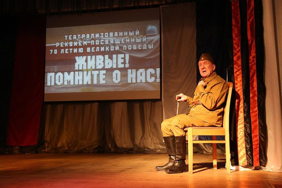 На сцене режиссёр Михаил Литвинов.