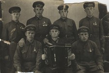 Криулин Иван Андреевич (слева в первом ряду) с боевыми товарищами. Иван Андреевич служил во Время Отечественной войны в Сиблагере г. Мариинск Кемеровской области, погиб на фронте в 1942 году.