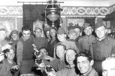 Советские и американские солдаты в городе Торгау отмечают встречу  на Эльбе. 27.04.1945 года