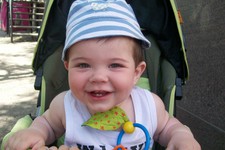 На фото Максим Моссора, ему 6 месяцев. Макс очень любит гулять и снимок сделан как-раз в это время. Он позитивный и жизнерадостный малыш, который часто радует родителей своей улыбкой!