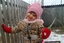 На фото Васильева Диана, 5 лет. Веселится на прогулке во дворе бабушкиного дома.
