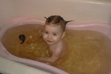 Романова Вика, 9 месяцев. Дочка очень любит купаться и радуется этому каждый раз!