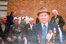 Александр Иванович Сазонов на празднике  9 Мая в 2005 году (здесь ему 93 года)