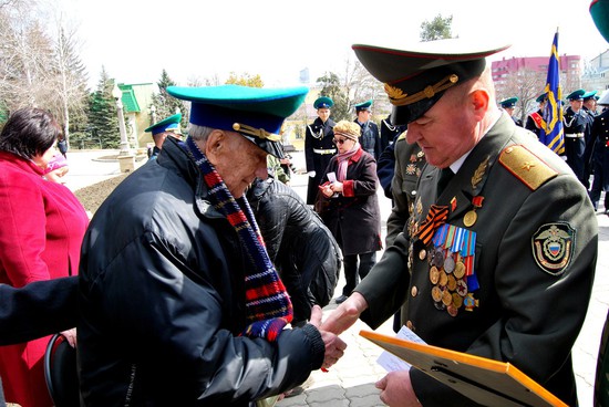 Представители Союза генералов вручают ставропольским  ветеранам-пограничникам персональные поздравления Президента России и юбилейные награды