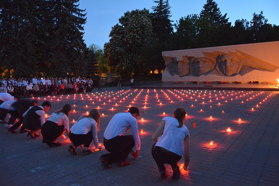 Акция «Огни памяти выпускников – 2015» у мемориала «Вечная слава»