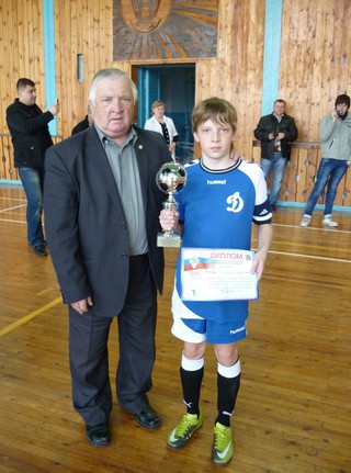 В. Токарев награждает юного футболиста