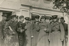 Офицеры политотдела 343-й (97-й) гвардейской стрелковой дивизии, сформированной в селе Ипатово, на вокзале в городе Ворошиловске перед отправлением на фронт. 10 октября 1941 года.