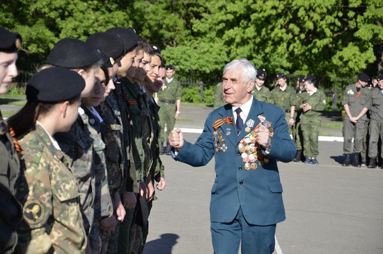 Ветеран ВОВ И. Е. Плаксин — частый гость в школе — напутствует кадет.