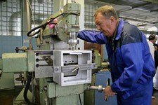 Рабочий на заводе Импульс \ Фото пресс-службы минпрома СК