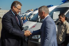 Ключи от машин руководителям учреждений вручил губернатор Владимир Владимиров.