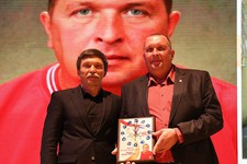 Дмитрий Судавцов вручает награды заслуженному тренеру России Виктору Веселову