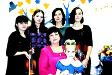 Слева направо:  Виолетта Каграманян,  Дарья Сорокина,  Яна Пересыпкина,  Александра Михайлина,  Татьяна Хрисанфовна Сергеева  и Таня Костенко.
