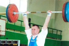 На мировом ветеранском помосте  выступает мастер спорта  Яков Кончевский.