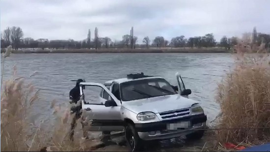 Автоинспекторы Ставрополья вытащили из воды тонувшего водителя и оштрафовали