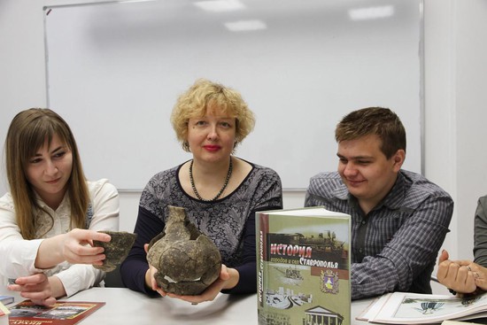 Профессор Марина Колесникова со студентами-историками.