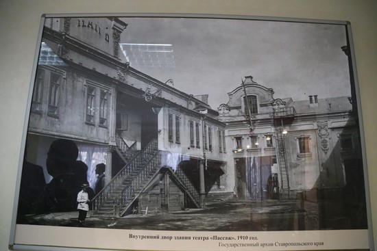 Внутренний двор театра купцов Меснянкиных «Пассаж». 1910 год.