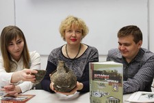 Профессор Марина Колесникова со студентами-историками.