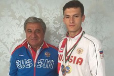 Саид Курбанов со своим тренером Сергеем Халатяном после чемпионского забега в Софии.