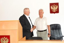 Александр Бирюков (слева) поздравляет вновь избранного председателя Совета ветеранов.