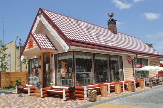 Новое кафе «С пылу с жару»: фасад в стиле русской избы.