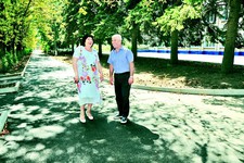 Геннадий Тищенко и Ирина Тарасова  на обновленной аллее перед лицеем №15.