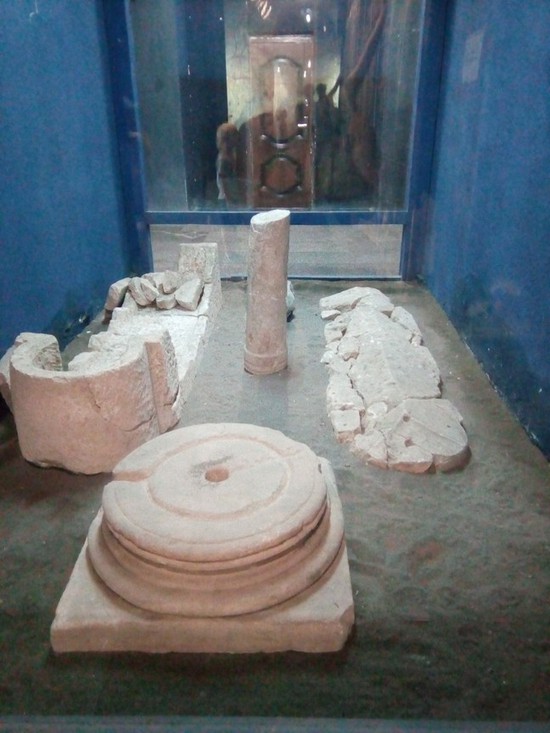 Остатки античных колонн в музее Пицунды.