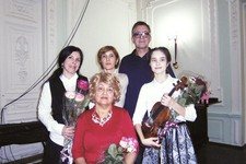 Слева Наталья Панкова, Виктория Толкачёва и Вика Аракелян с родителями.