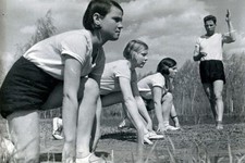 На этом довоенном фото, взятом из Интернета, показано,  как школьники сдавали нормы ГТО в 30-е годы прошлого века.