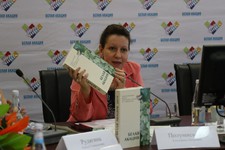 Екатерина Полумискова представила новый сборник "Белая акация".