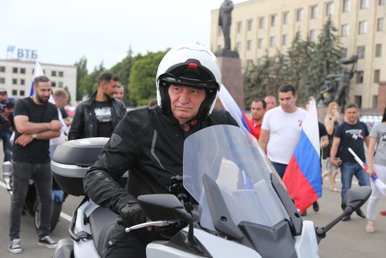 Глава города Андрей Джатдоев  возглавлял колонну мотопробега «Россия — это мы».